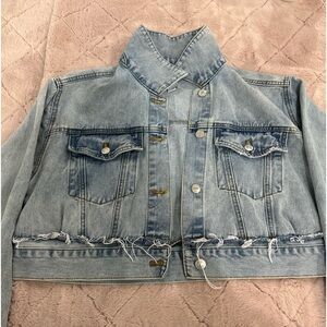 heyyy girlfriends !! Selling this cute Jean jacket so beautiful! Come get it !!